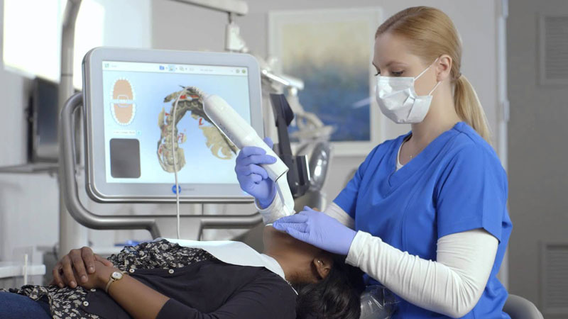 Aprenda cómo funciona Invisalign - Premier Orthodontics - AZ Frenos